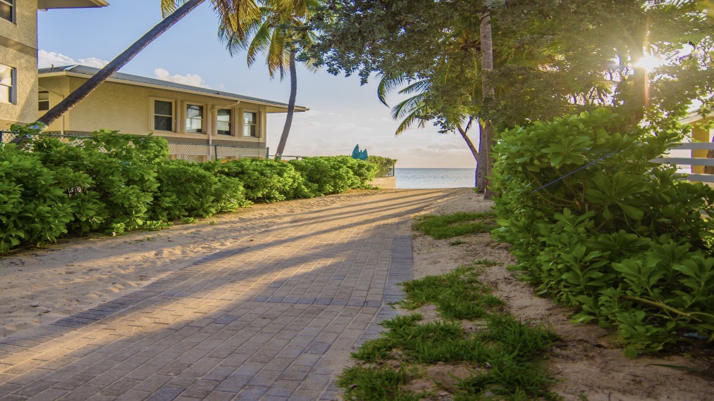 Seven Mile Beach Resort & Club, Grand Cayman walk