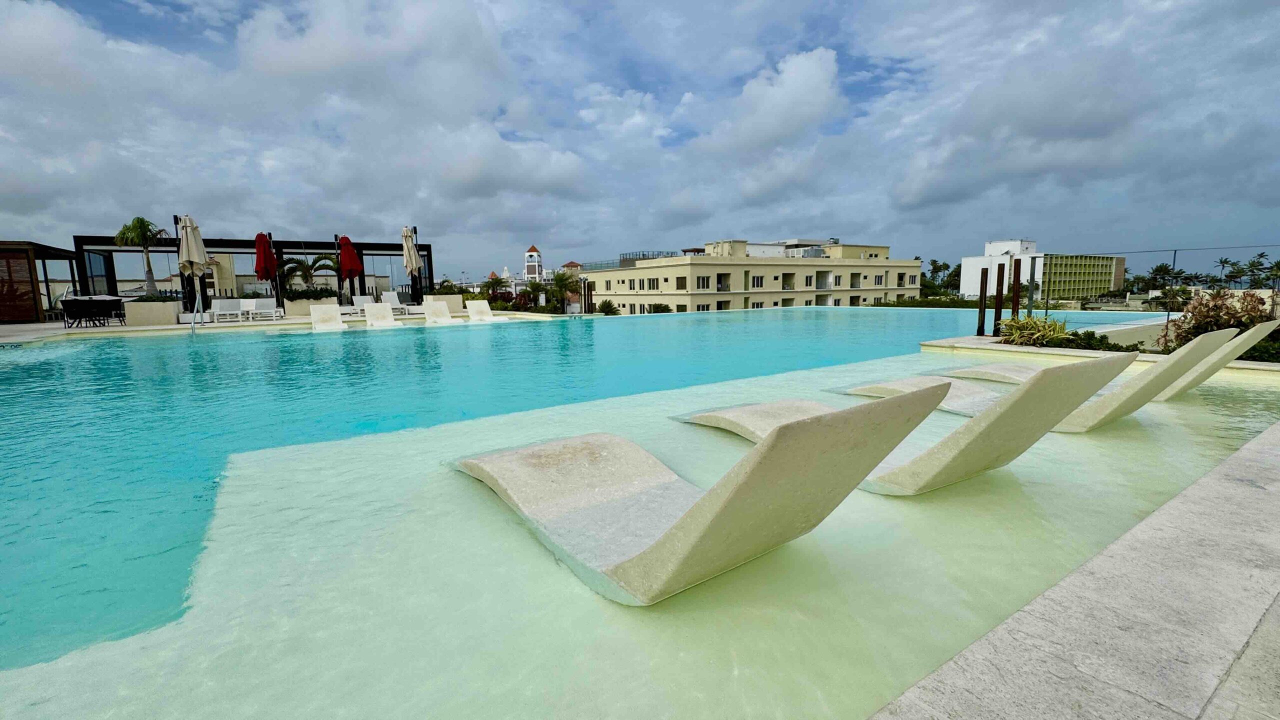 The rooftop pool at Radisson Blu Aruba